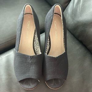 Toms black wedges